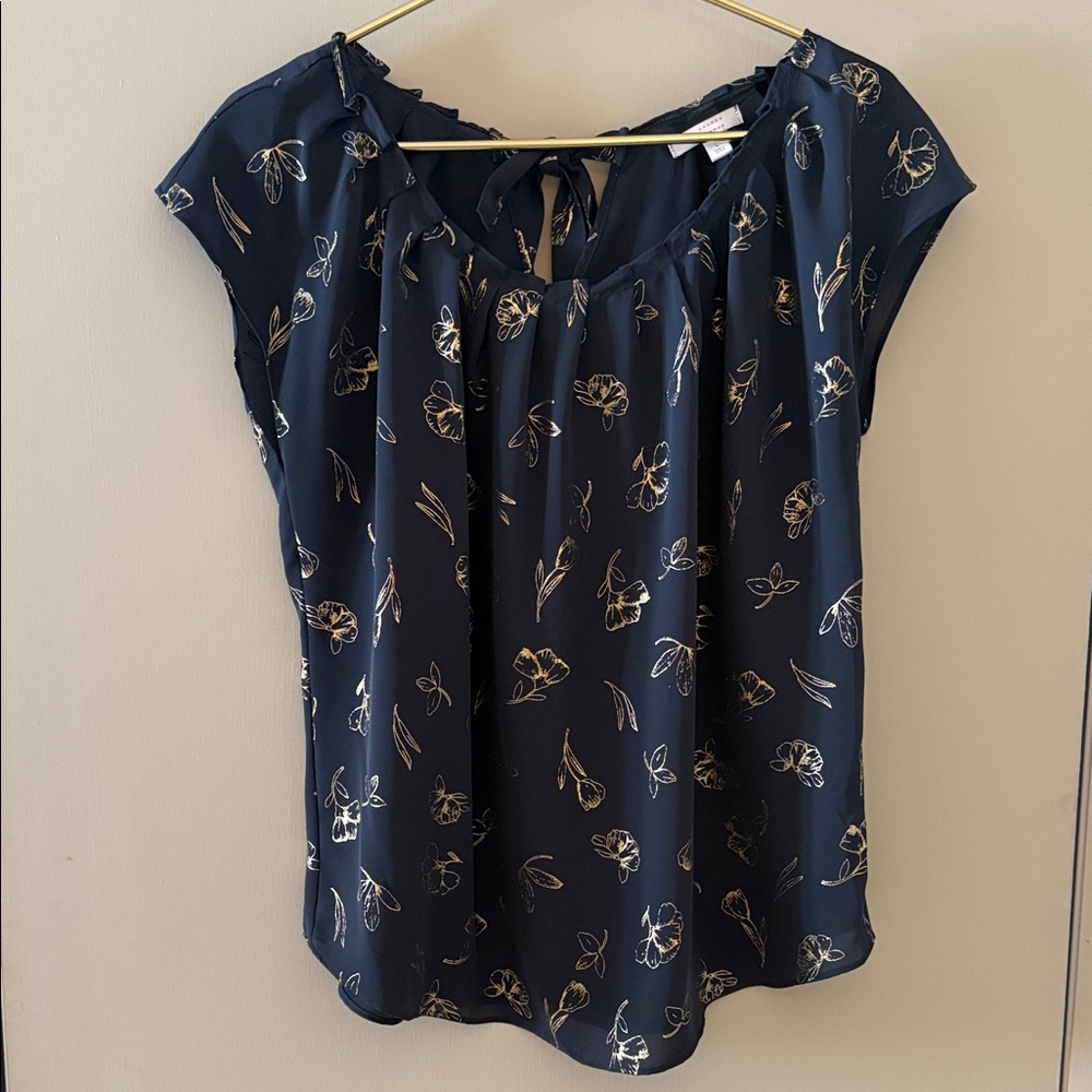 LAUREN CONRAD SHORT CAP
SLEEVE BLOUSE GRAY/METALLIC GOLD COLORS FLORAL